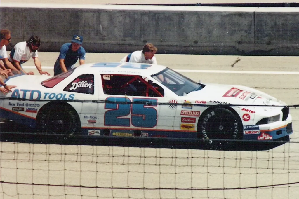 洋書 NASCAR's Wild Years Legendary NASCAR 'con man' L.W. Wright reveals himself after