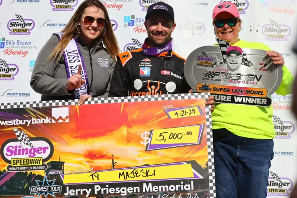 マーシャルクイーン　winner Gracie Paulman crowned Queen Maple LXXVII